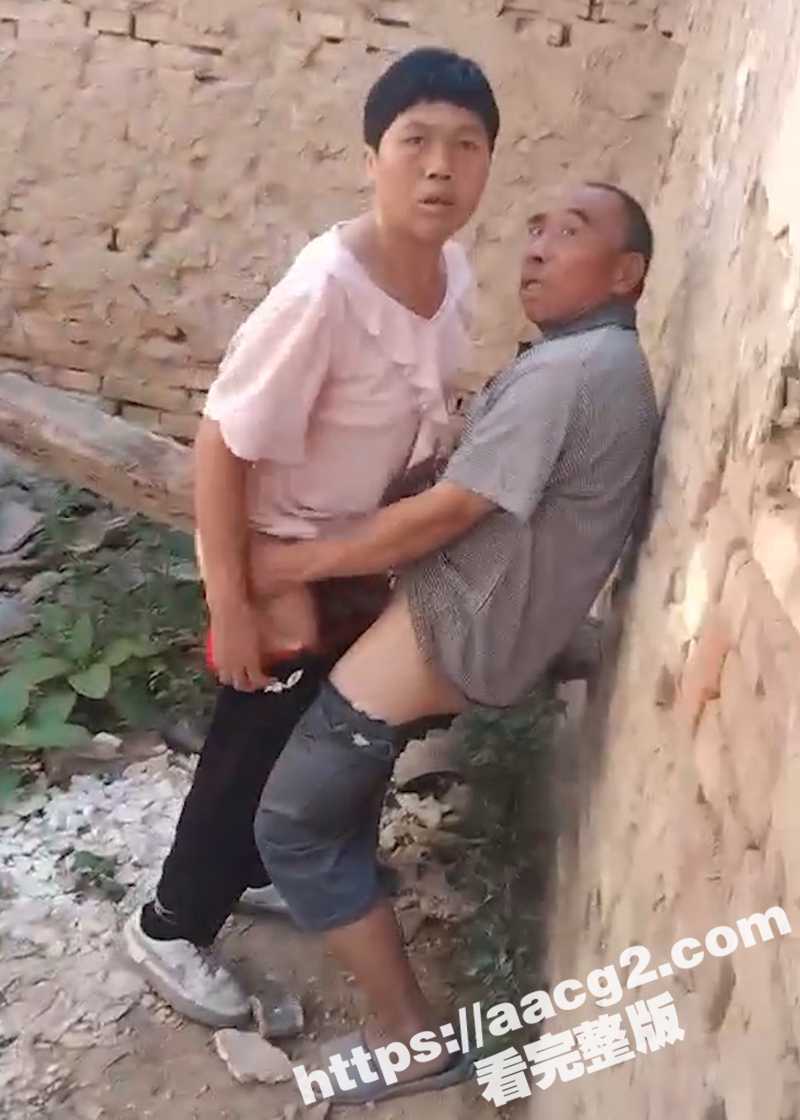 炸裂大型抓奸修罗场！亲生儿子废弃房屋抓奸 撞破母亲与陌生老男人户外苟合 淫荡行为！！