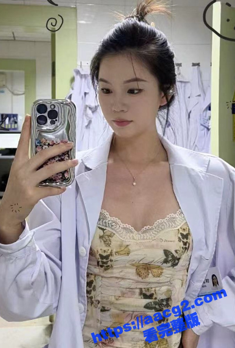 年轻女技师服务非常贴心 带回酒店换上JK情趣装 后入猛干插射 开发菊花爽翻天