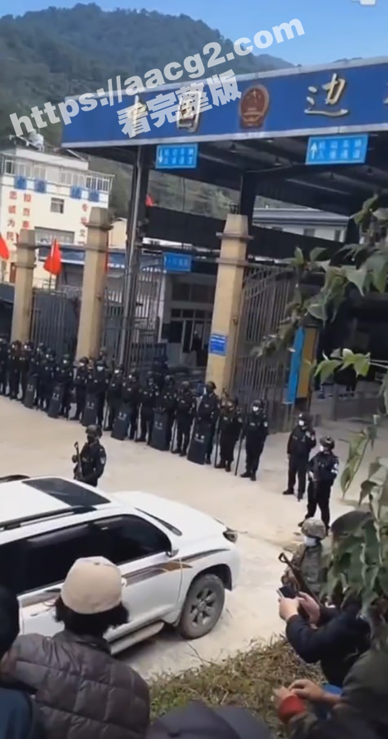 缅甸克钦邦战乱 中缅边境线十万克钦难民拖家带口来到腾冲口岸 中国军队持盾牌死守