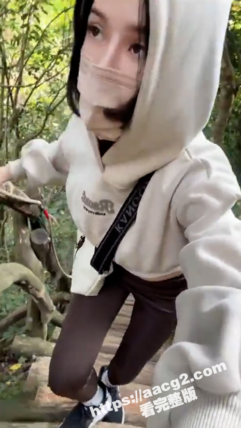 美女穿瑜伽裤野外爬山遭遇色狼猥亵 被迫屈服户外露出暴露下体 被强制在半山腰操逼