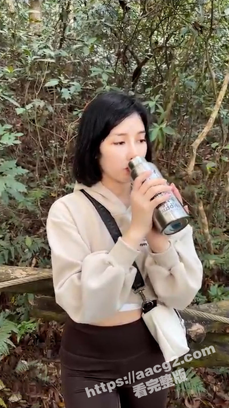 美女穿瑜伽裤野外爬山相关图片