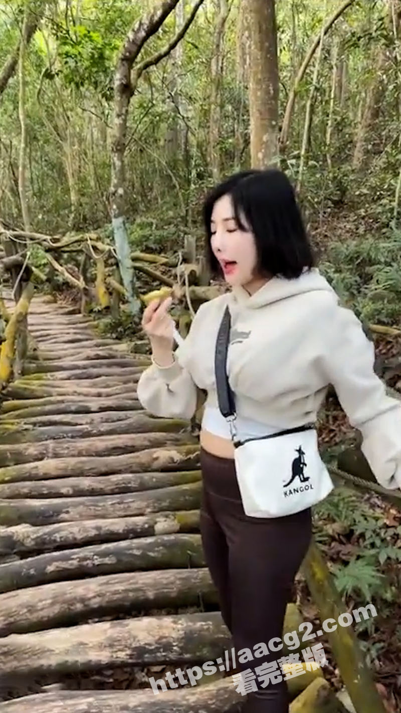 美女穿瑜伽裤野外爬山相关图片