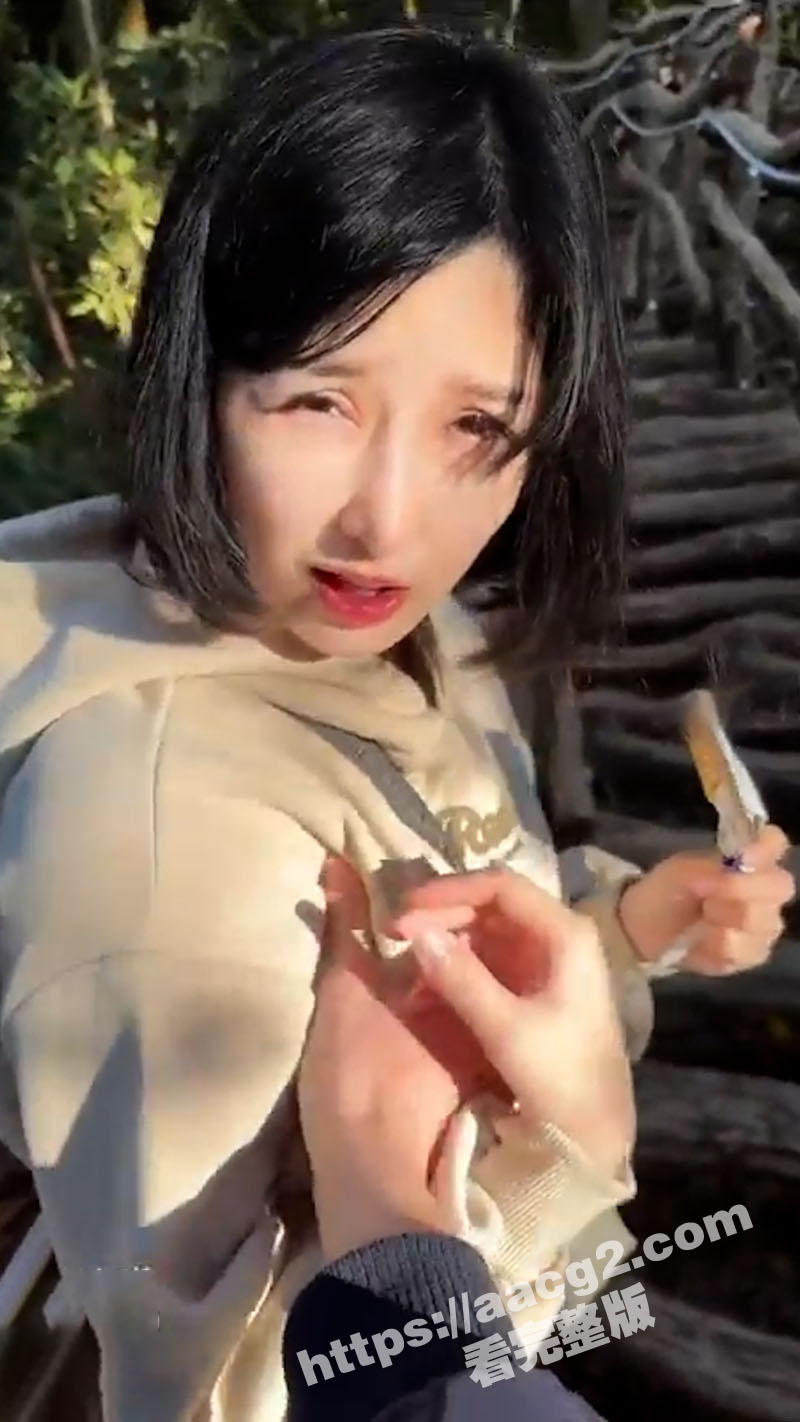 美女穿瑜伽裤野外爬山相关图片