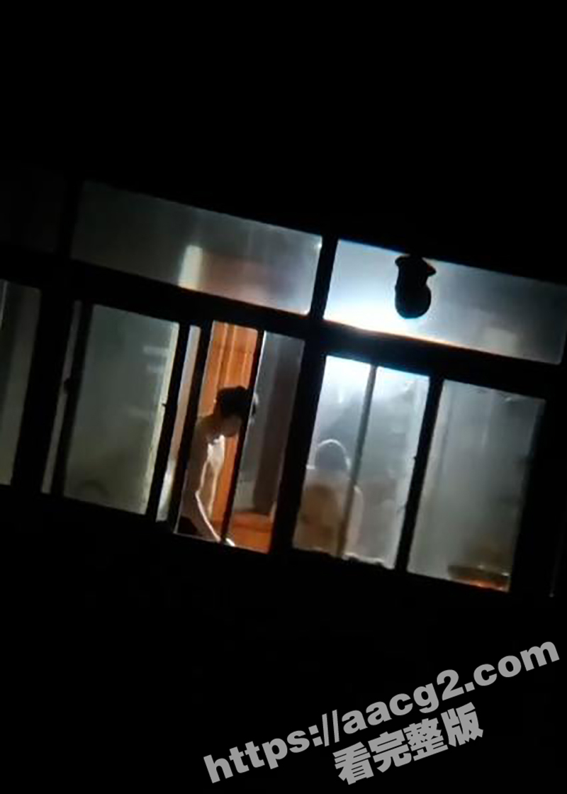 半夜小夫妻俩全裸做饭相关图片