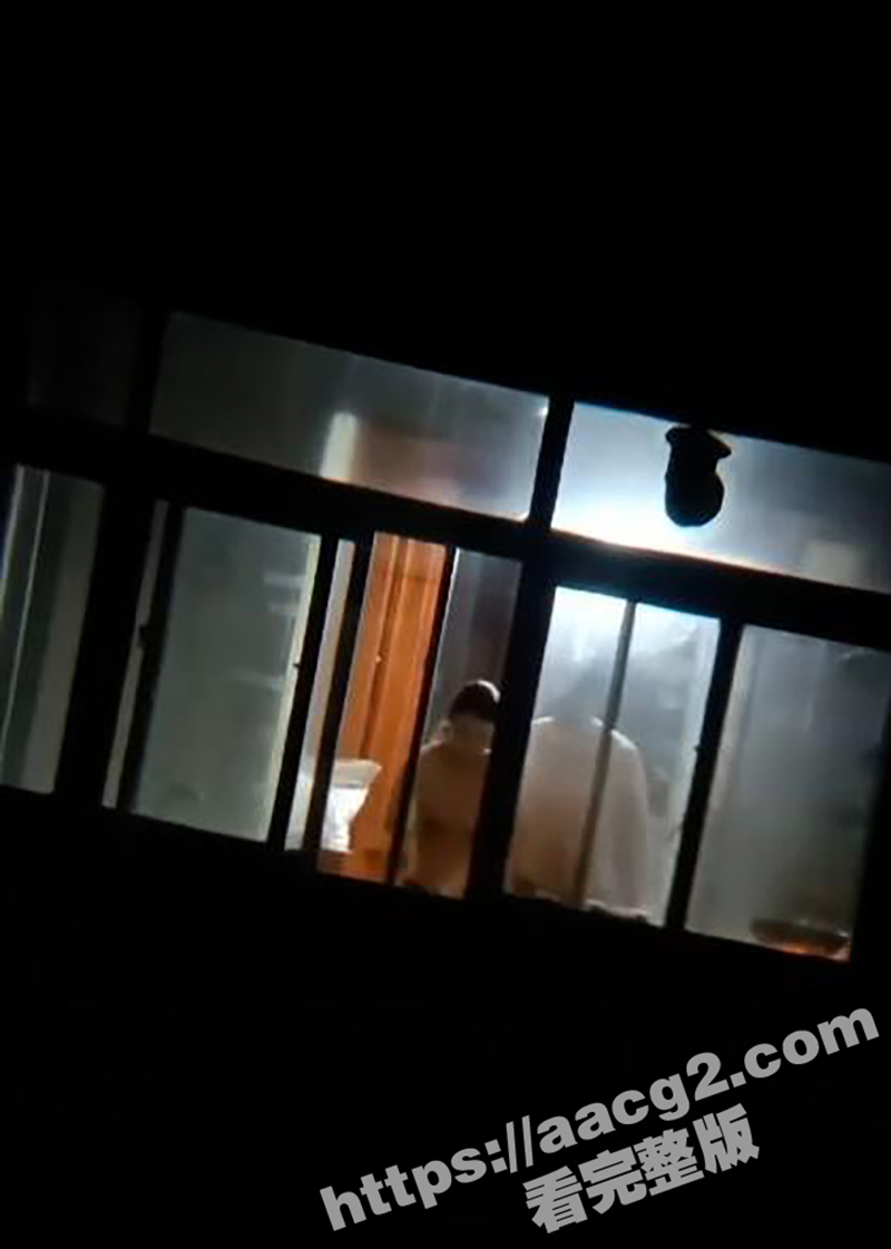半夜小夫妻俩全裸做饭相关图片