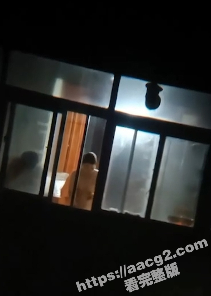 半夜小夫妻俩全裸做饭相关图片