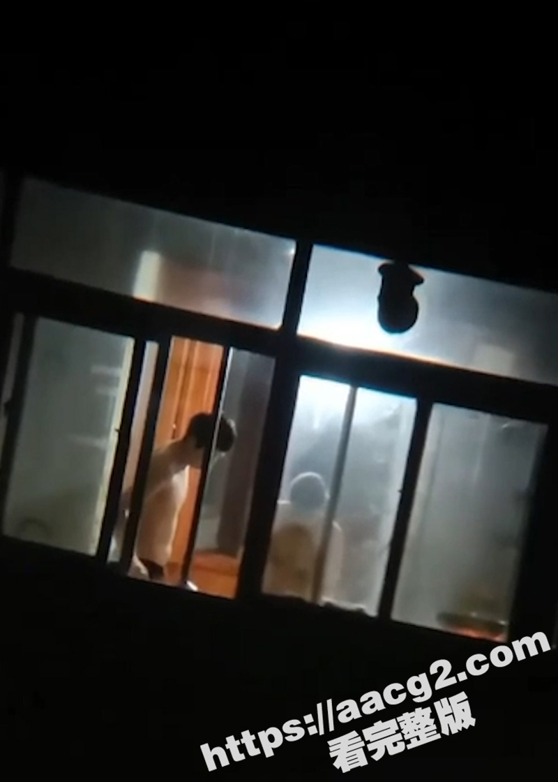 半夜小夫妻俩全裸做饭相关图片
