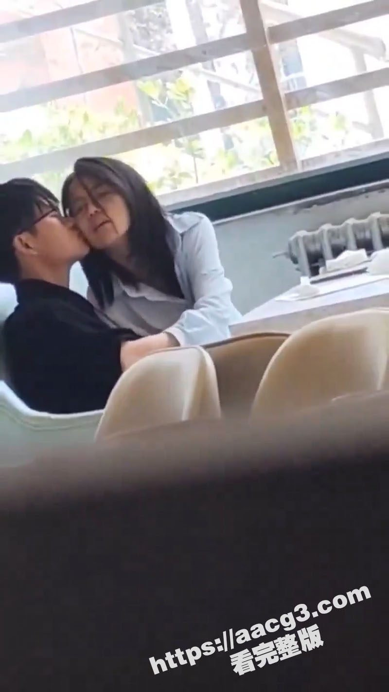 天津河西区咖啡馆惊现学生情侣激情互动 女大学生眼镜妹公共场所给男友打飞机被偷拍