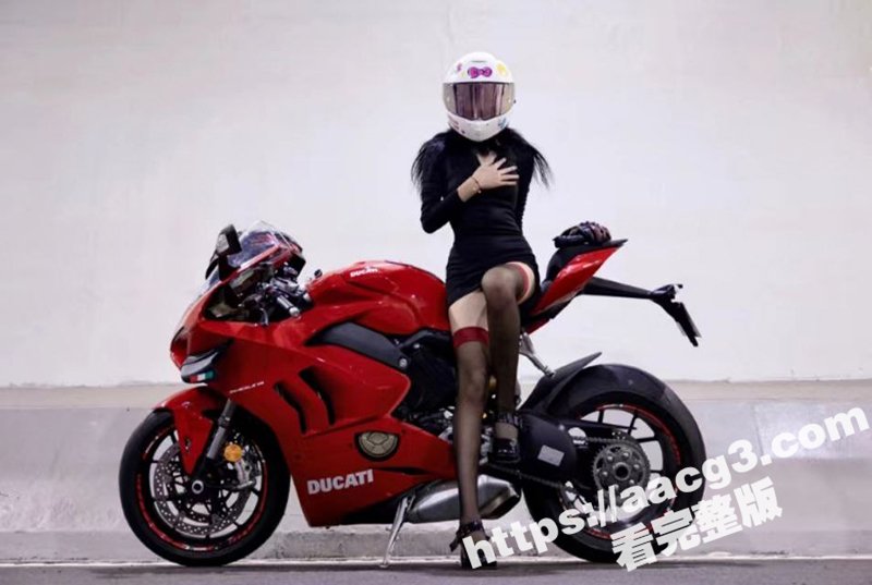 黑丝美女借男子杜卡迪摩托拍摄 车子震动时瞬间高潮白带涌出 车座上留下羞耻证据 小骚货太敏感了吧