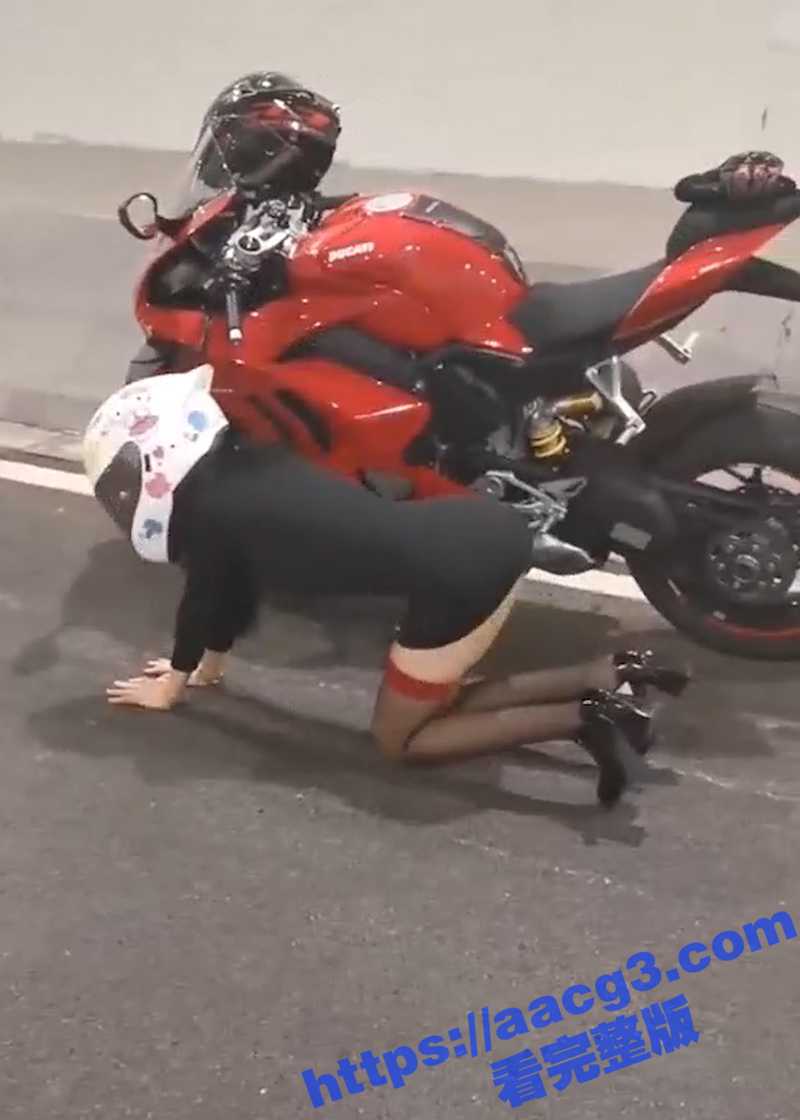 黑丝美女借男子杜卡迪相关图片
