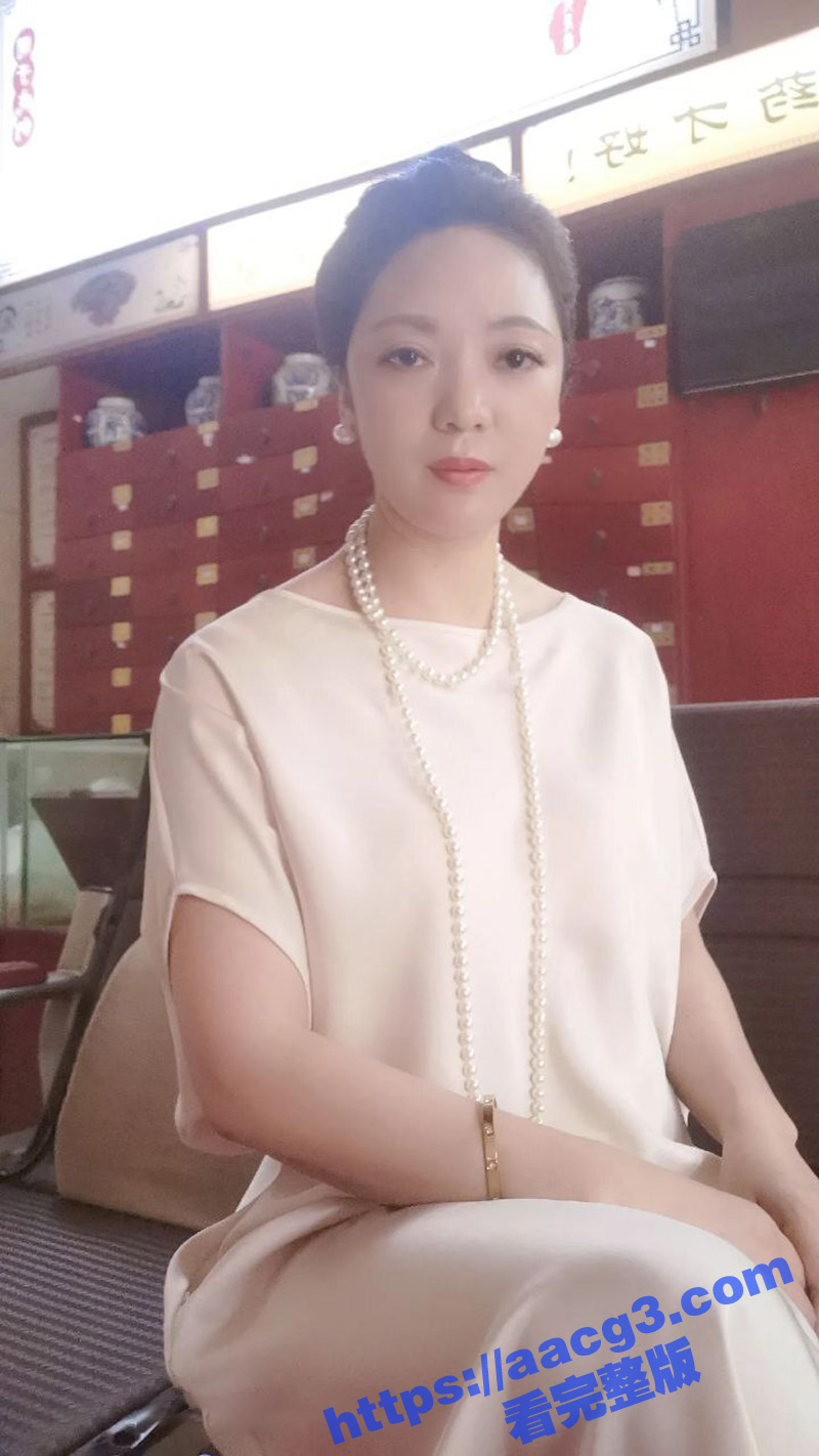 乱伦极品身材丈母娘 穿上情趣内衣 戴上狗项圈 趁老婆不在疯狂抽插 把精液全射进她菊花