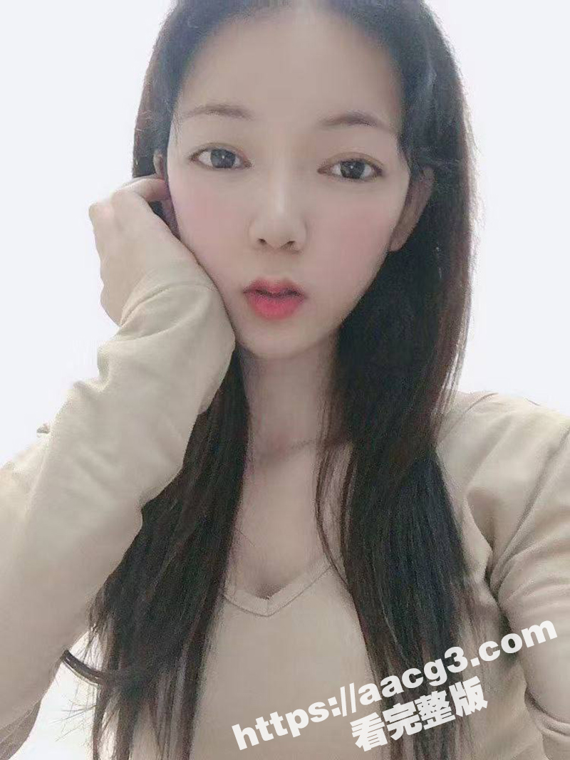 高颜值巨乳大学生 身材一流皮肤白嫩 雪白坚挺的巨乳 这胸型是真的赞 粉粉嫩嫩真想上去吃一口