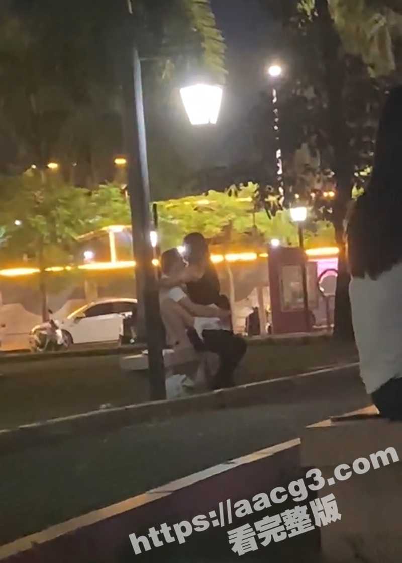 公园情侣当街激战 旁若无人疯狂骑乘 少女青春无羁 行人视而不见 香艳画面震惊路人