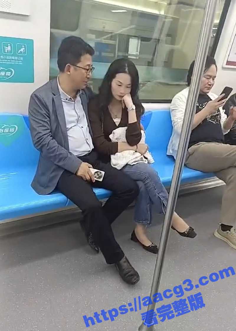 江苏地铁上渣渣女左拥右抱 这娘们太污她到底是谁的呀？这女的真吃香 这真不怕熟人看到吗？