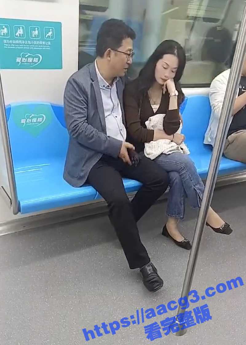 江苏地铁上渣渣女左拥相关图片