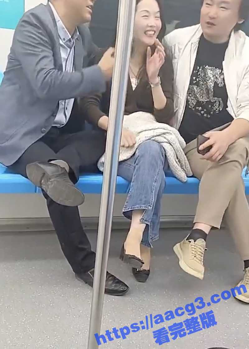 江苏地铁上渣渣女左拥相关图片