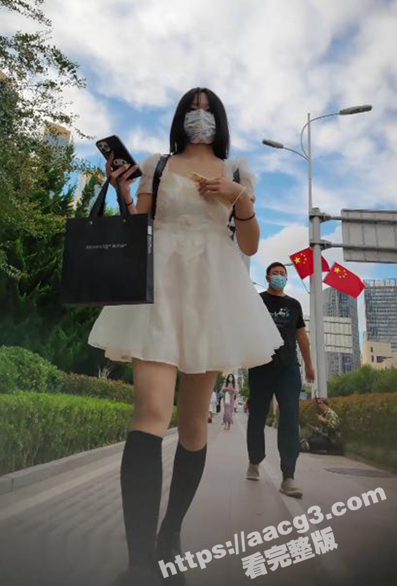 青岛尾随偷拍真空白裙美女 白皙美腿摆动露出茂密阴毛 裙底风格尽收眼底