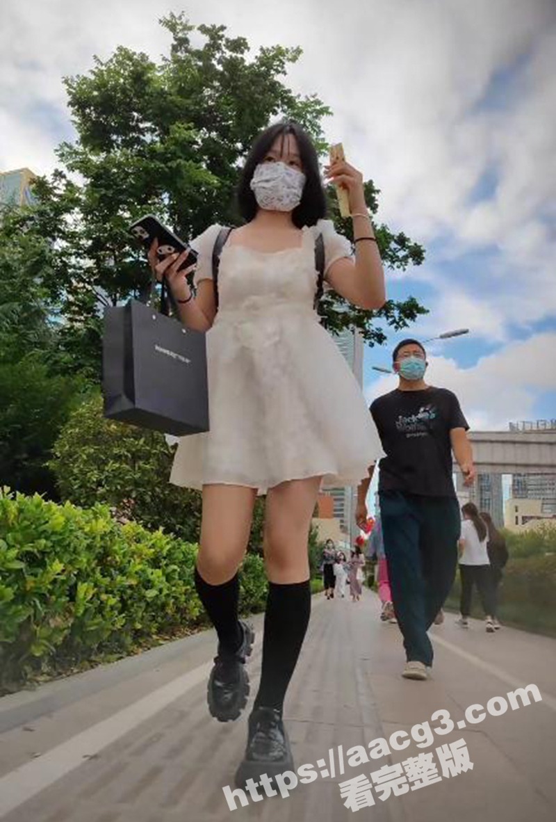 青岛尾随偷拍真空白裙相关图片