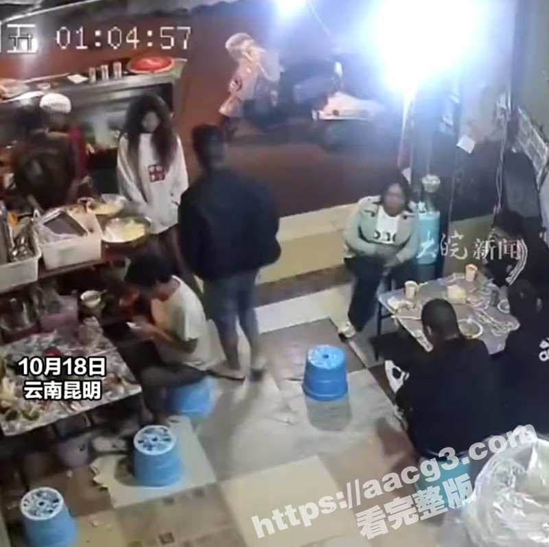 云南昆明烧烤店再现调戏女生事件 黑衣男子公然猥亵遭男伴制止反被暴打 老板娘霸气出手