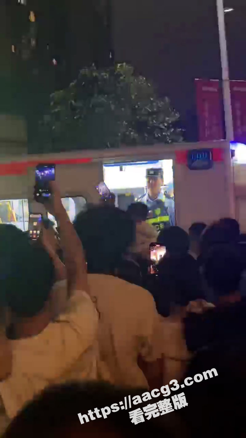 广东珠江铂世湾保安殴打业主惹民愤 打人者被关在救护车里不给走 数百业主包围救护车讨说法