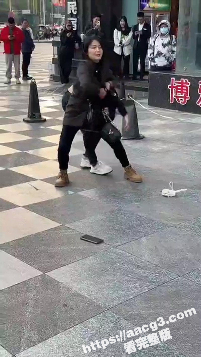 重庆博雅康口腔门口 原配小三撕逼大战 女主抓住小三疯狂扯头发 这原配也太强势了