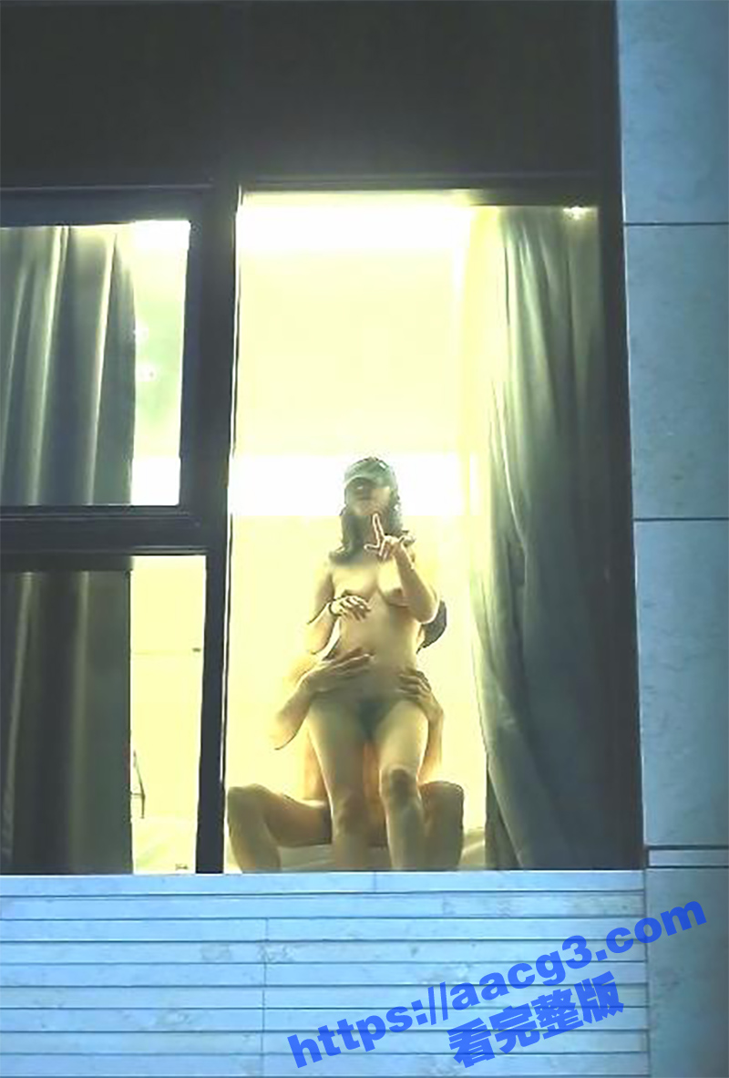情侣二楼落地窗打炮 豪放开窗任人观看 肥臀女主全裸诱惑 抱起来抽插爆操 被发现了还比中指嘲讽