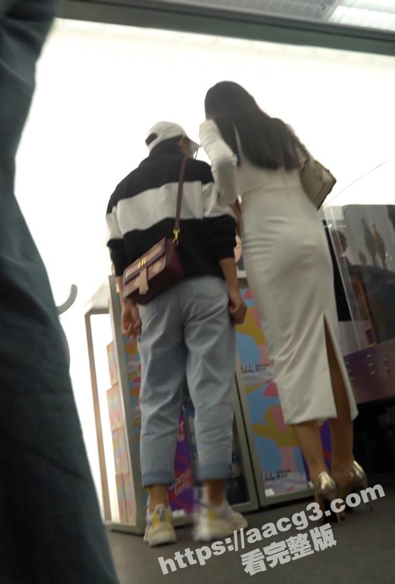 街拍抄底极品长腿御姐相关图片
