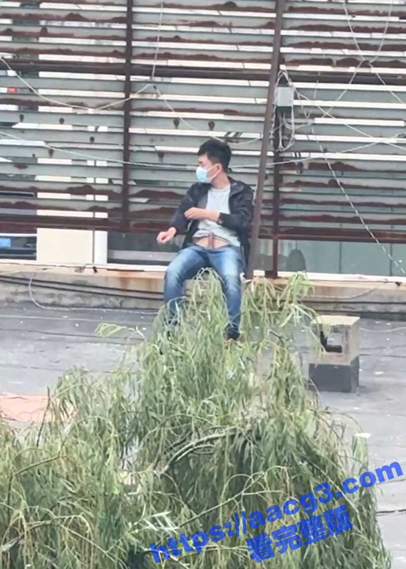 山东济宁学院附近惊现变态猥琐男 竟对着女寝室裸体打飞机 被女同学拍下正脸视频曝光