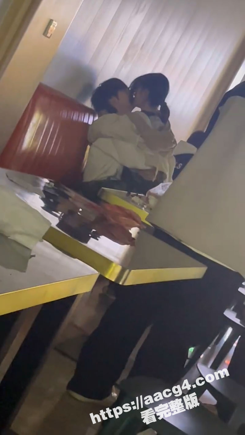 小情侣胆大妄在餐厅公开调情当众做爱 摸鸡巴摸奶子上演激情大片 众人也是你们play的一环吗