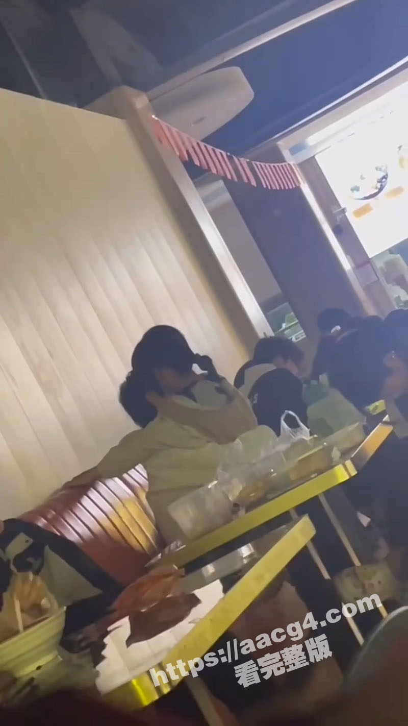 小情侣胆大妄在餐厅公相关图片