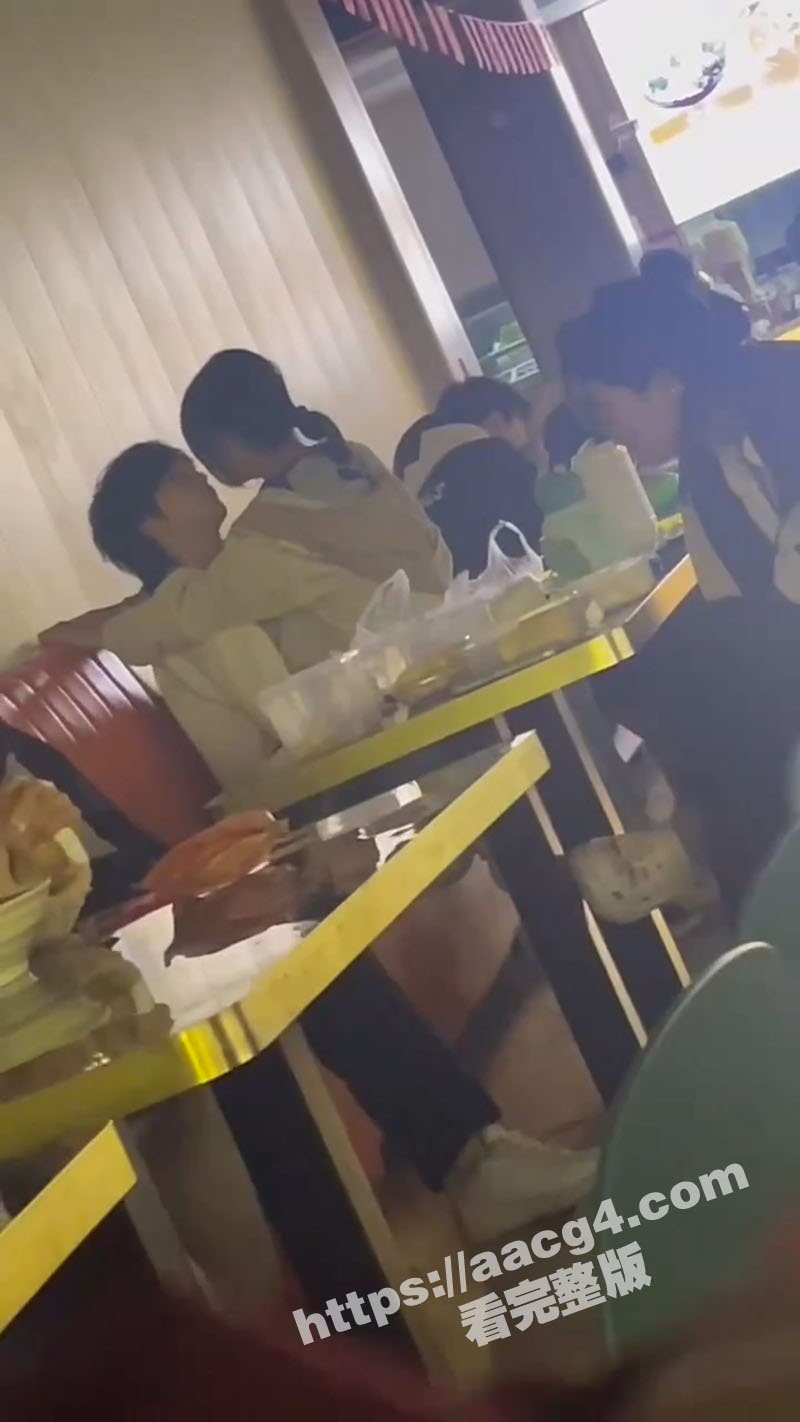 小情侣胆大妄在餐厅公相关图片