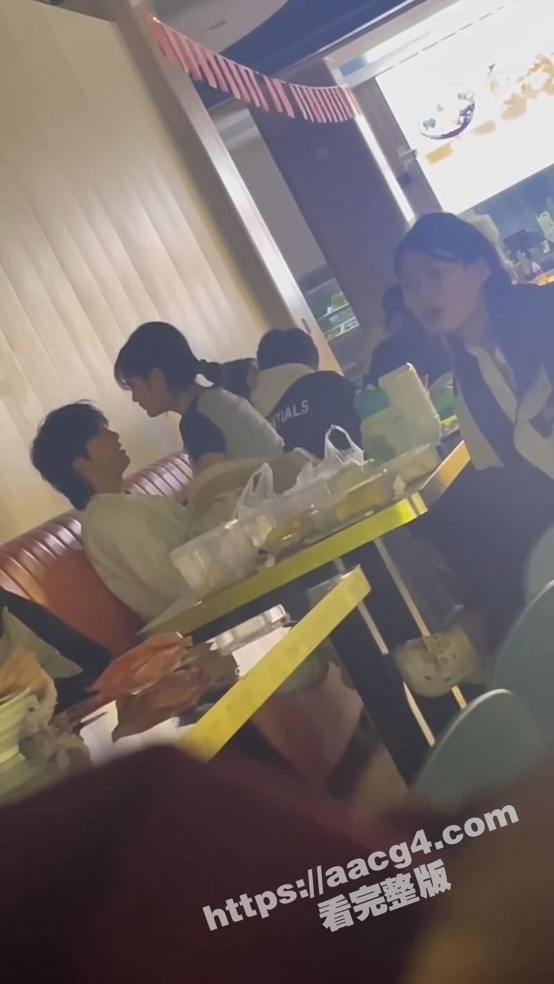 小情侣胆大妄在餐厅公相关图片