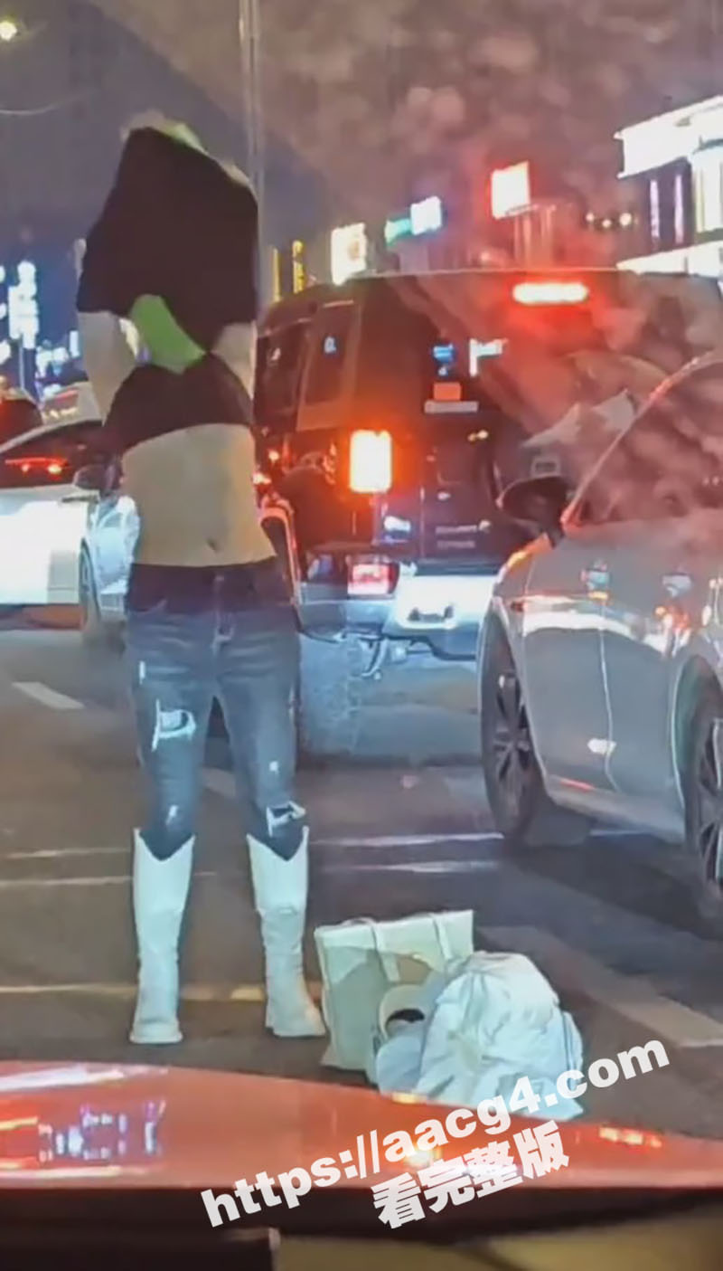 哈尔滨街头惊现疯批女相关图片