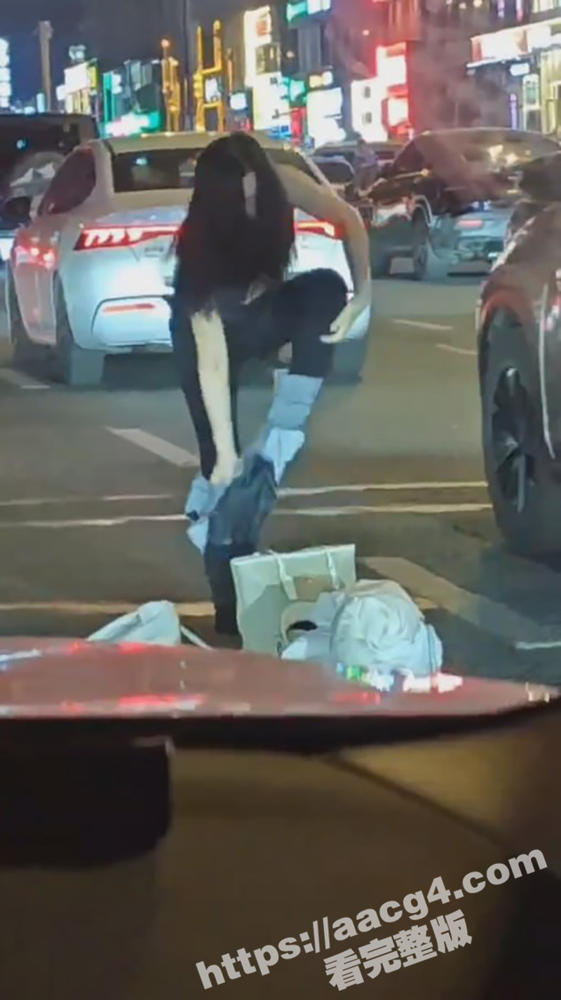 哈尔滨街头惊现疯批女相关图片