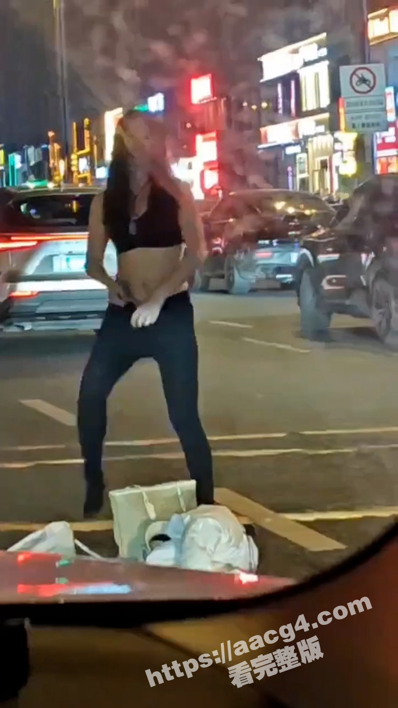 哈尔滨街头惊现疯批女相关图片