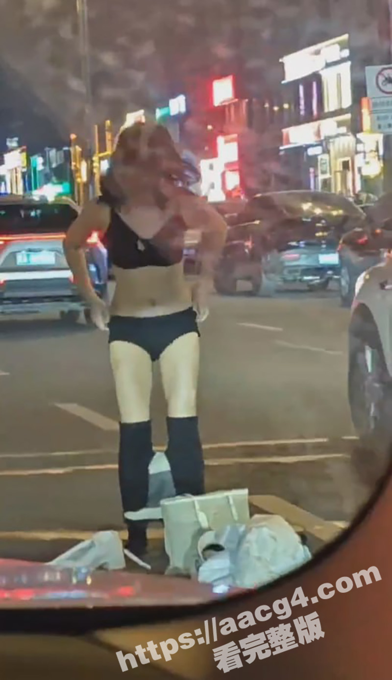 哈尔滨街头惊现疯批女相关图片