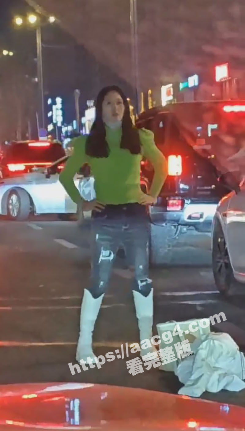 哈尔滨街头惊现疯批女子当众脱衣引发围观 身材绝佳脱到内裤就不脱了 瓜友们表示还没看够呢
