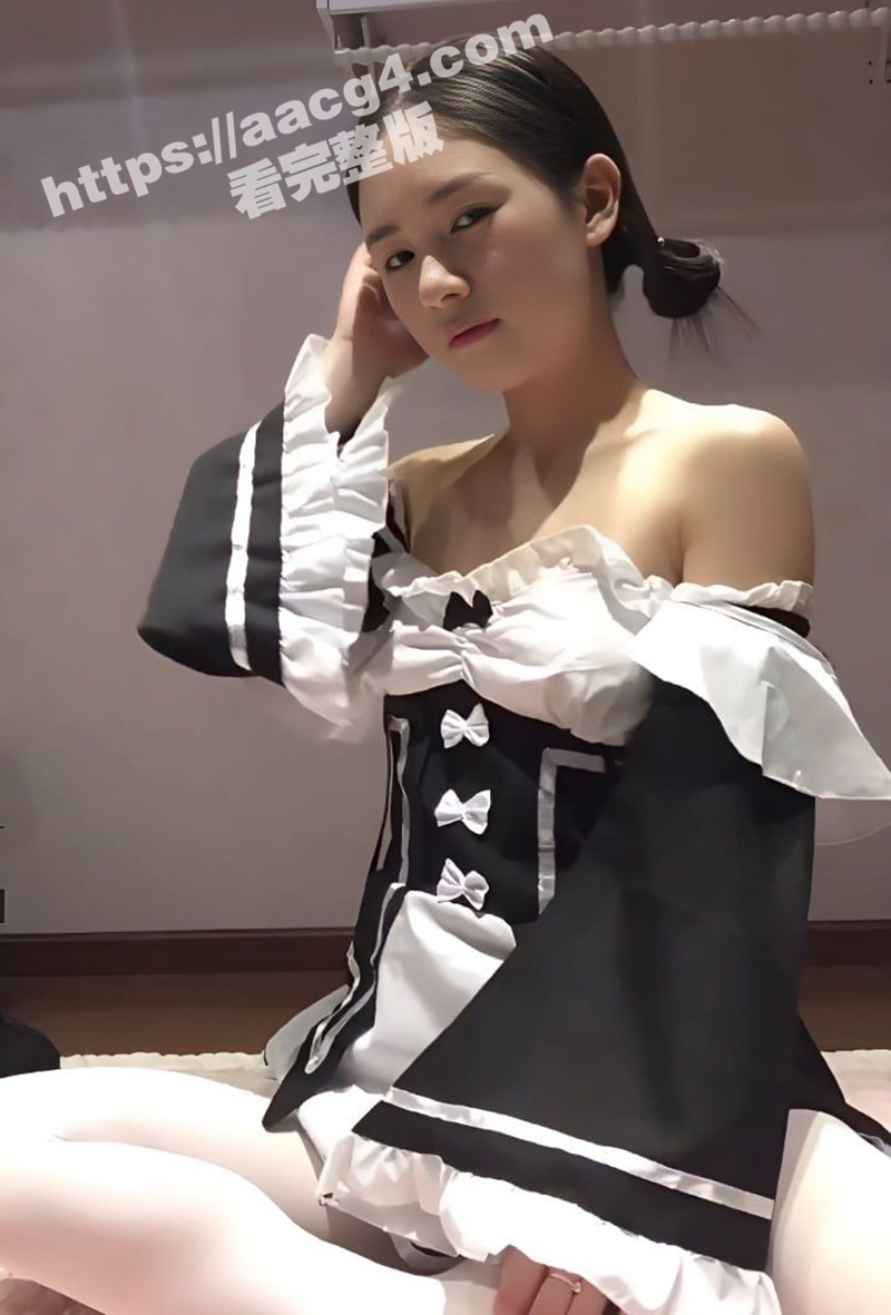 反差福利姬神似章子怡 身穿女仆装白丝道具自插 一边抚摸一边呻吟高潮不断！
