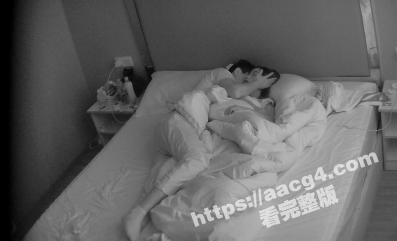 酒店针孔摄像头清晰录制大学情侣开房激战 疯狂后入输出翘臀对话很骚 原版视频偷窥视角代入感非常强