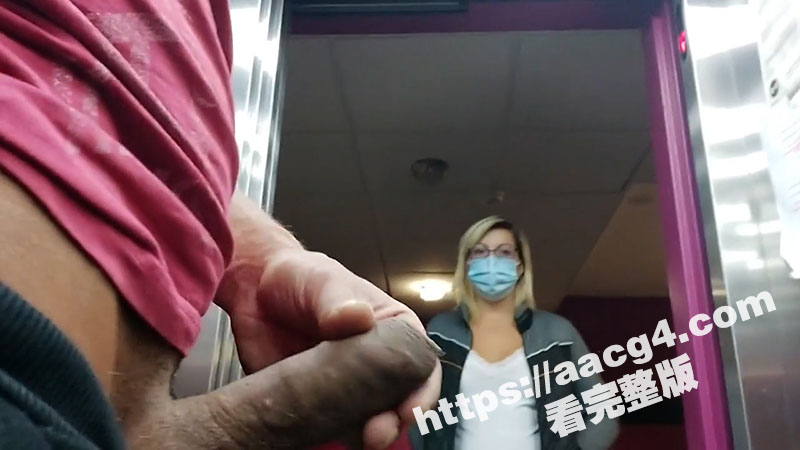 外国妹子电梯遇露鸡男应对实录 骚货偷瞄几眼后 心痒难耐竟帮小哥撸了起来 外国友人都这么开放的吗？
