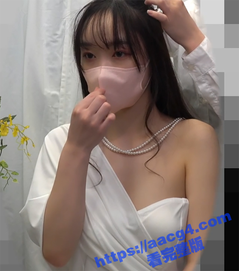 车模后台化妆室 高颜值极品模特 换衣服过程被全程偷拍 这漫画翘奶 真是奶中极品啊