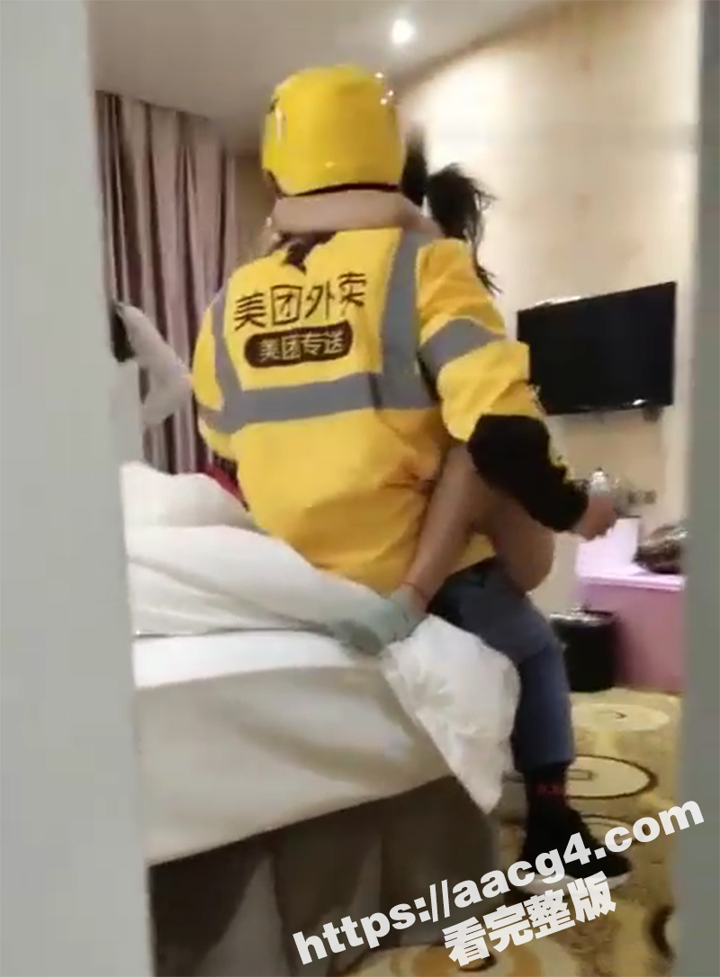 小伙带女友和闺蜜开房相关图片