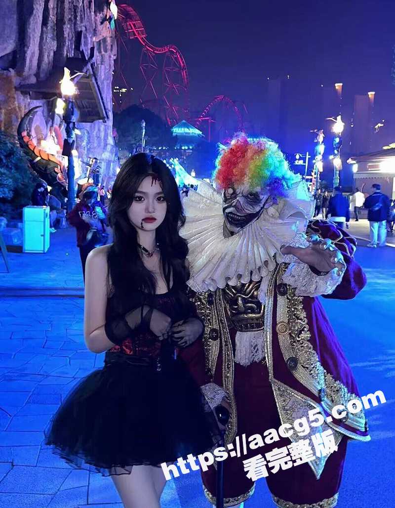 大学生情侣万圣节狂欢 玩不尽兴竟直接车震 反差母狗被男友干的淫水直流