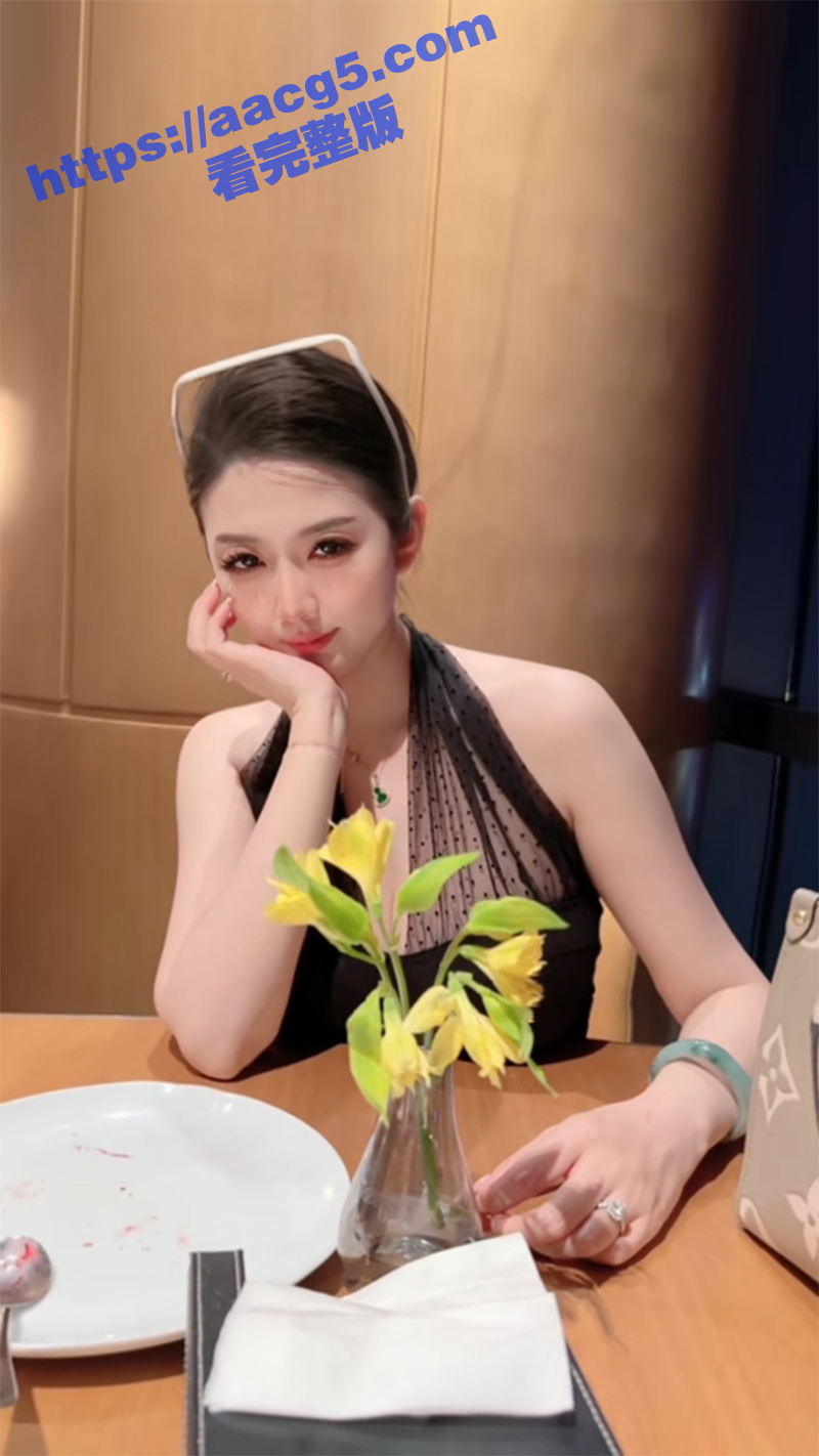 抖音百万粉丝网红宝妈 小莹子是汤圆妈 表面贤妻良母实则性瘾母狗 送原味内衣 线下约炮被开盒