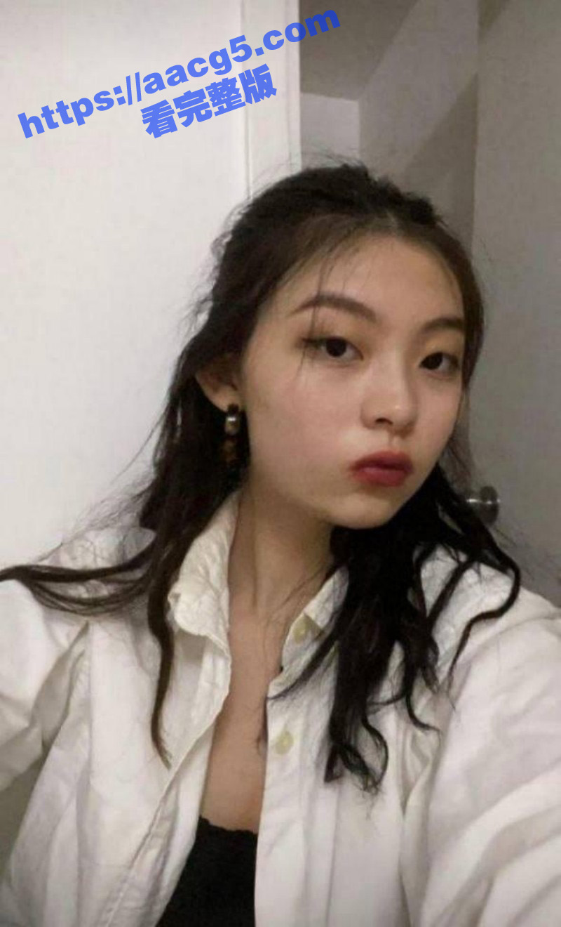 清纯邻家小妹户外大战弯屌 雪白翘臀遭无情后入狂操 跪舔口技堪比职业外围