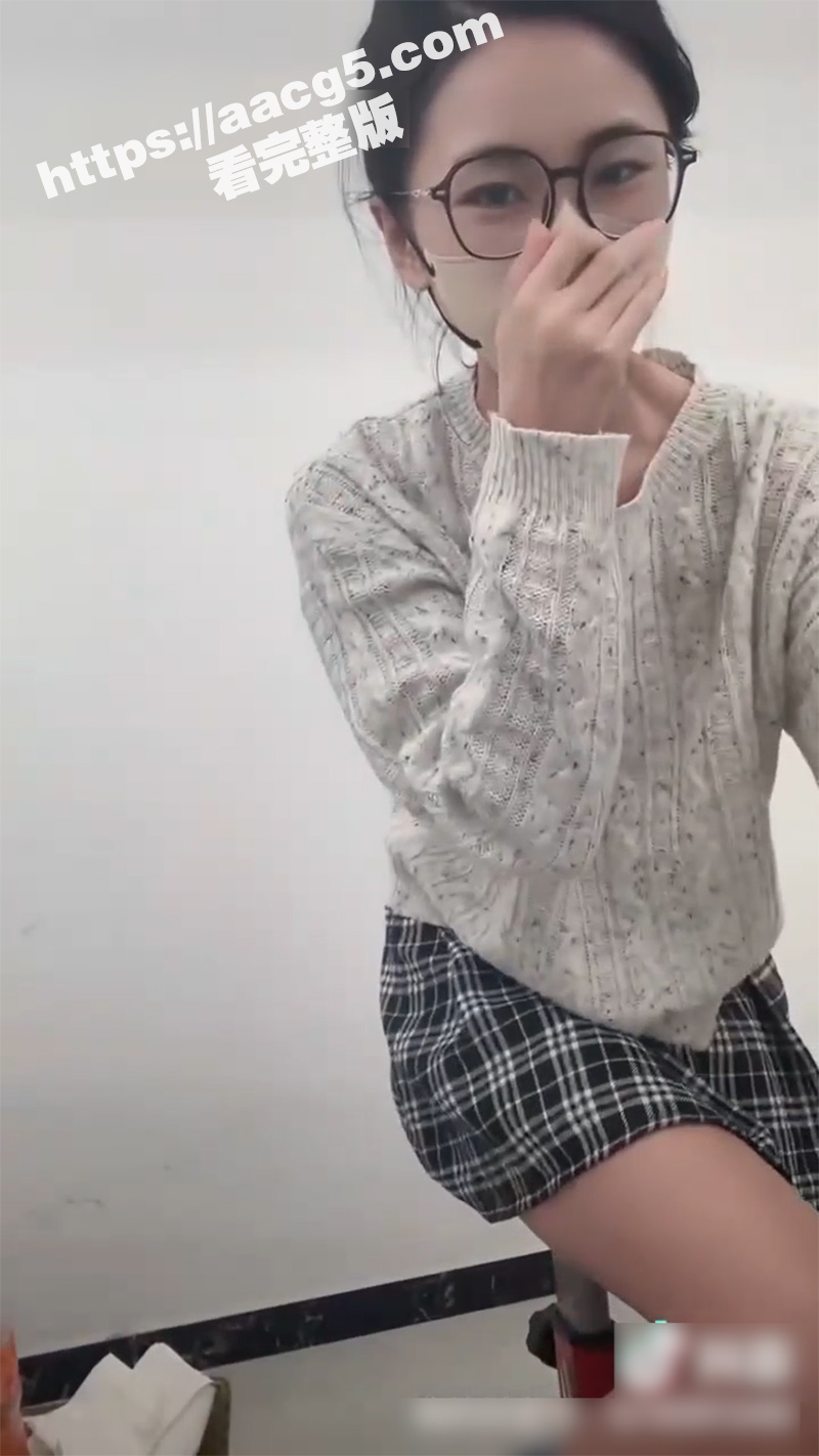 抖音网红眼镜妹 在家相关图片