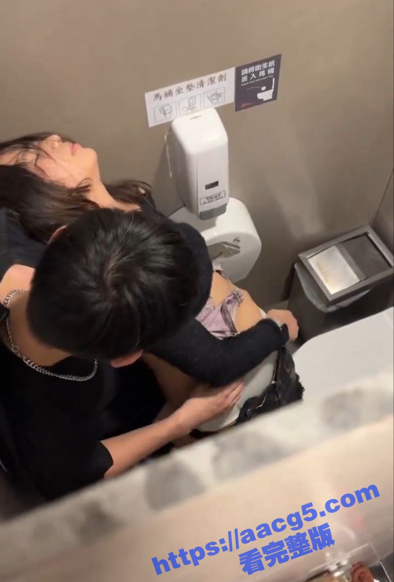 小年轻太会玩 商场厕所激情野战 妹子颜值在线却碰上秒男 忍不住吐槽到底行不行啊？