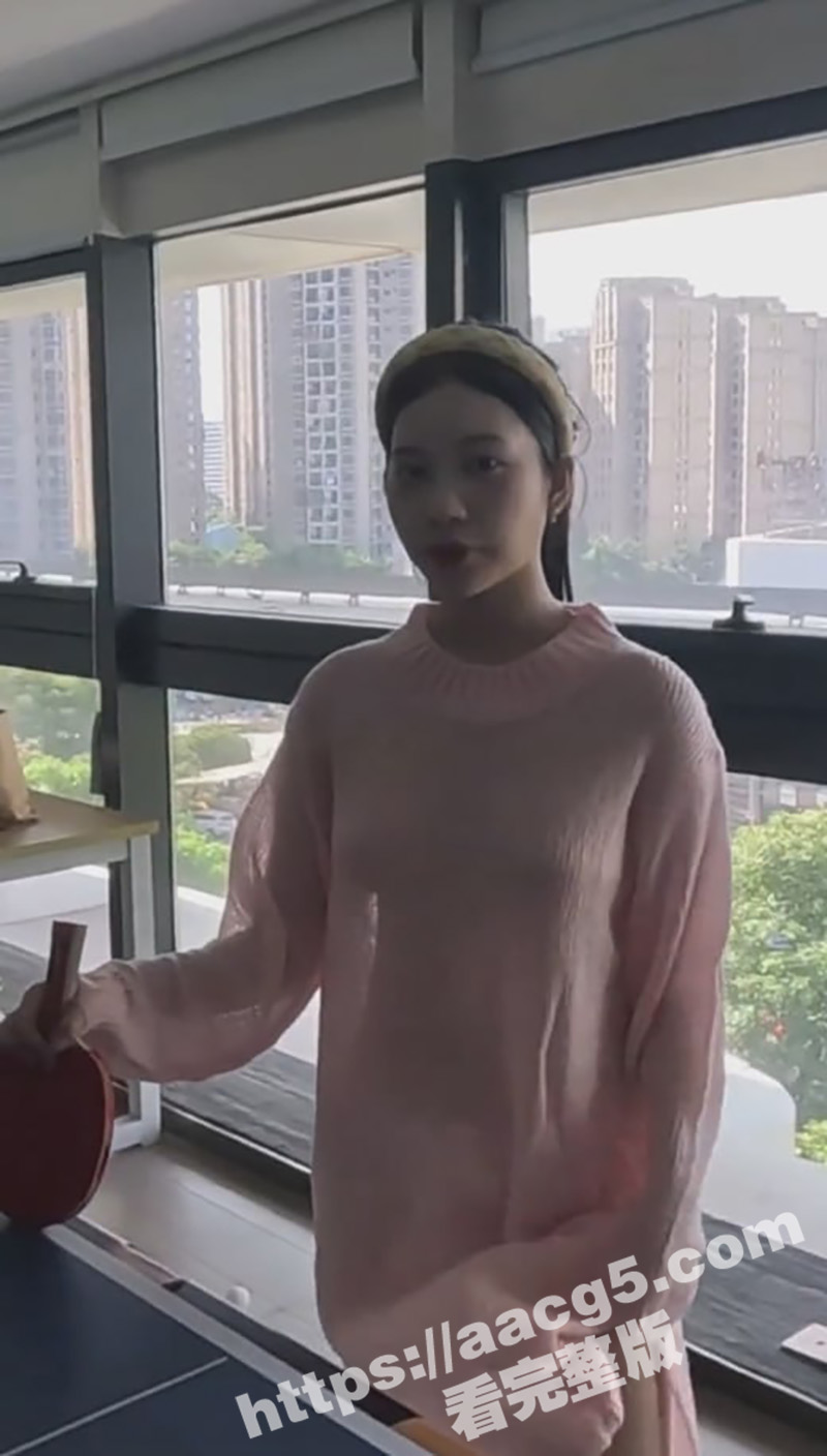 中国擦边网红转战海外抖音Tiktok 真空打乒乓球爆火 两颗奶子若隐若现 吸引大量粉丝驻足围观