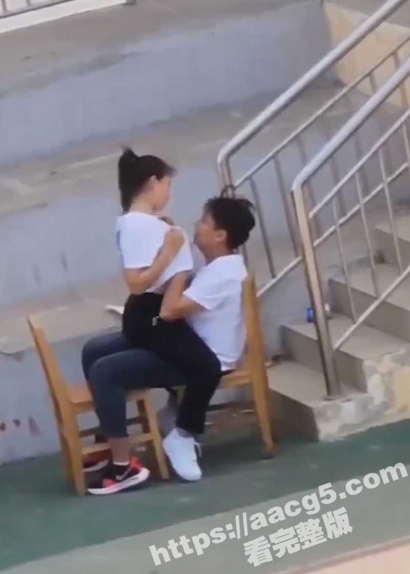 校园恋人户外性爱大冒险 小情侣操场发情 饥渴难耐白日宣淫！撩衣揉奶激情缠绵！