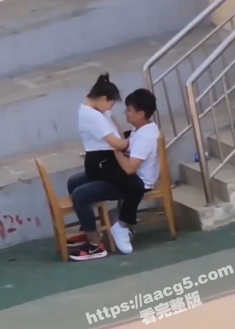 校园恋人户外性爱大冒相关图片